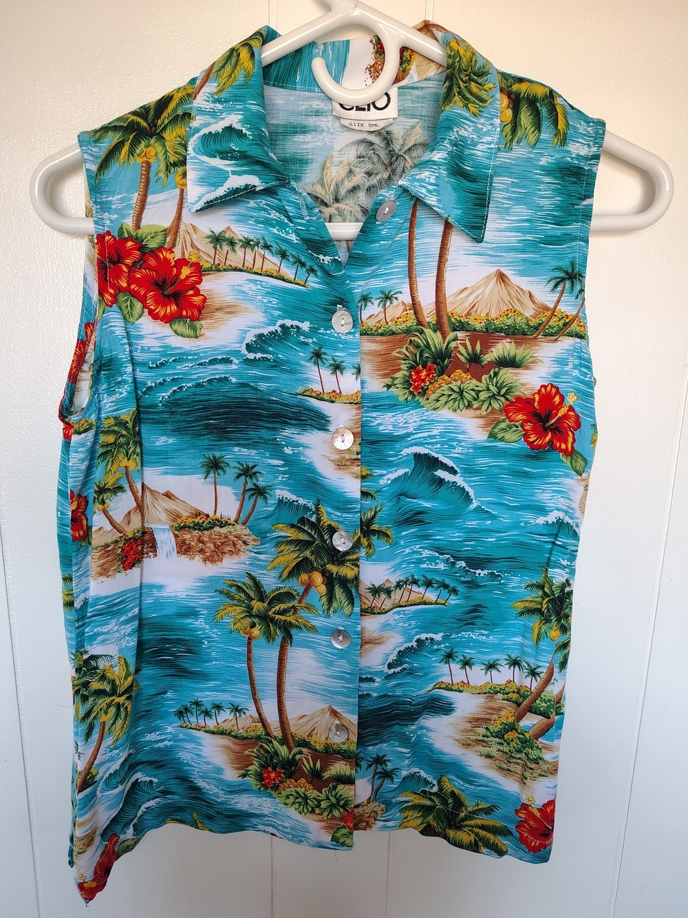 Clio (Vintage) Turquoise and Red Floral Hawaiian Shirt Size SML.